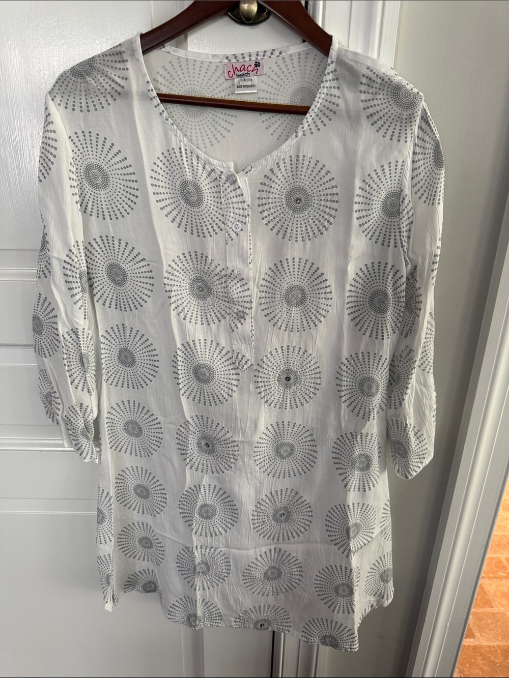 Chaco beach Women's White dress/ Tunic with Gray Sunburst Print